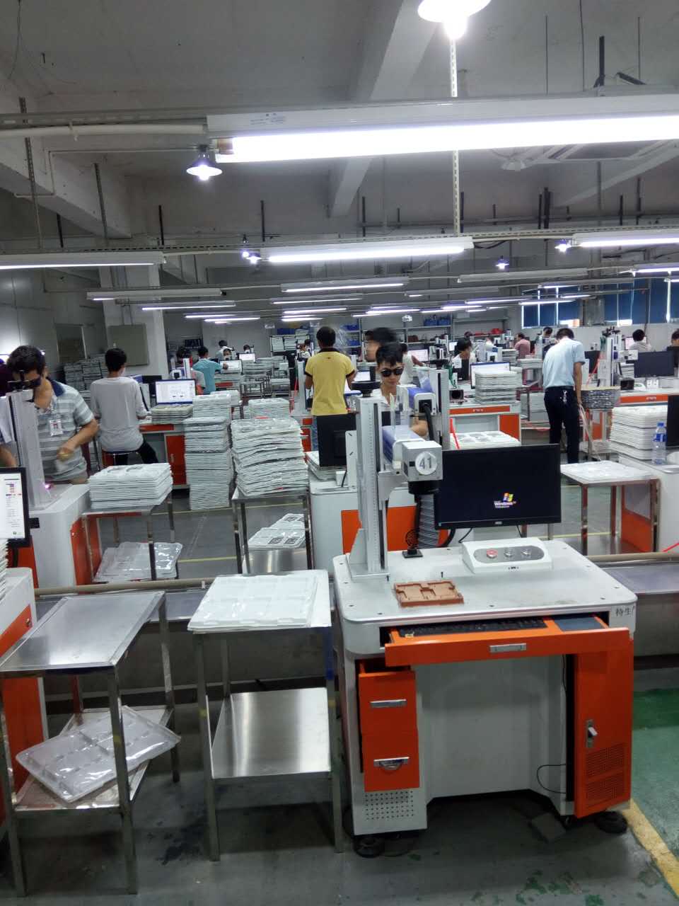 聯(lián)想手機(jī)外殼激光打標(biāo)生產(chǎn)現(xiàn)場 聯(lián)想手機(jī)外殼激光打標(biāo)生產(chǎn)現(xiàn)場